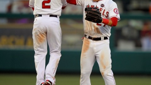 Mike Trout y Erick Aybar celebran el triunfo sobre Nueva York.