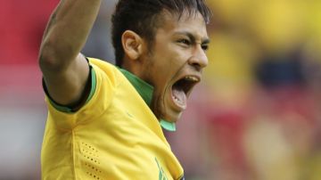Neymar celebra tras marcar el primer gol de la Copa Confederaciones 2013 sobre los nipones en el Estadio Nacional.