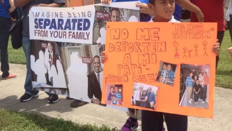 En la víspera de la celebración del Día del Padre, decenas de inmigrantes reclamaron fin a la deportación de miles de padres.