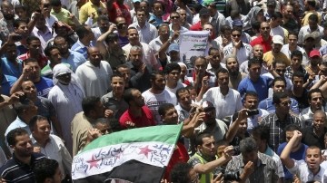 Decenas de egipcios participan en una manifestación  contra el presidente de Siria, Bachar al Assad.