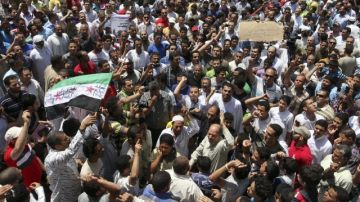 Decenas de egipcios participan en una manifestación  contra el presidente de Siria, Bachar al Assad.