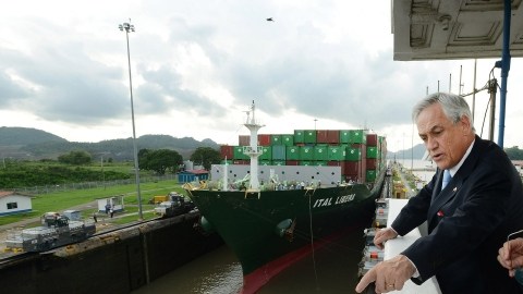 El presidente chileno, Sebastián Piñera (izq.), con el administrador de la Autoridad del Canal de Panamá, Jorge Quijano (der.).