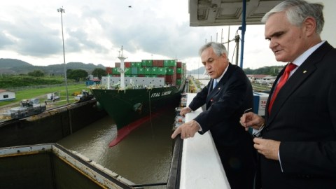 El presidente chileno, Sebastián Piñera (izq.), con el administrador de la Autoridad del Canal de Panamá, Jorge Quijano (der.).