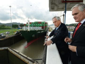 El presidente chileno, Sebastián Piñera (izq.), con el administrador de la Autoridad del Canal de Panamá, Jorge Quijano (der.).