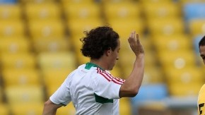 Javier  Hernández (der.) y Andrés Guardado  pelean el balón en el entrenamiento  en el Estadio de  Maracaná.