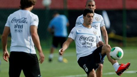 El goleador uruguayo Luis Suárez (centro) durante una sesión de entrenamientos en Recife, Brasil, donde juega hoy contra la campeona mundial, España.