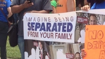 Con motivo de la celebración  del Día del Padre, decenas de inmigrantes reclamaron  fin a la deportación de miles de padres.