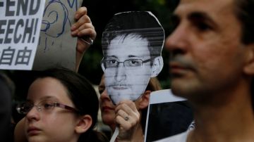 Partidarios sostienen foto de Edward Snowden, antiguo empleado de la CIA, que filtró información sobre programas de vigilancia de Estados Unidos, y que ahora se encuentra en un lugar desconocido en Hong Kong.