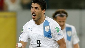 Luis Suárez iguala a Forlán como el máximo goleador de Uruguay