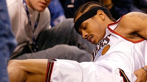 La ex estrella de los 76's de Filadelfia, Allen Iverson, fue acusado por su ex esposa de secuestro de sus cinco hijos.