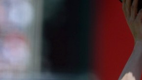 Chris Iannetta y Brendan Harris se golpean al intentar atrapar una bola de faul.