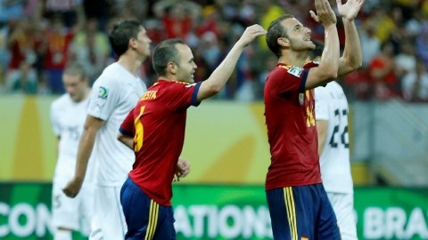 Roberto Soldado (der.) dedica a alguien especial el segundo gol de la escuadra española sobre los charrúas en la Arena Pernambuco.