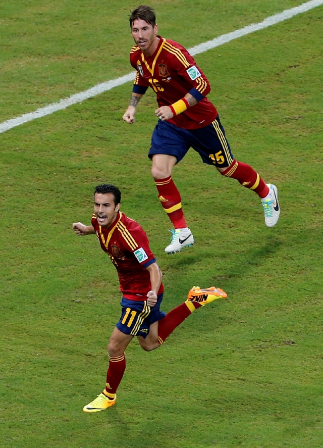 Pedro Rodríguez celebra su gol; lo observa Sergio Ramos.
