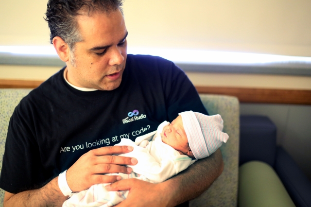 Glen Souza, originario de Brasil,  no puede disimular su orgullo por su nueva bebita,  Olivia Rose, que nació en el Día del Padre en el hospital  St. Josephs, en  Orange.