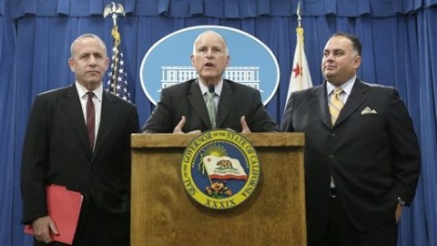 Jerry Brown explica el compromiso presupuestario alcanzado con los líderes demócratas del Senado, Presidente Pro Tem Darrell Steinberg (i), y el presidente de la Asamblea John Pérez, en una conferencia de prensa en el Capitolio.