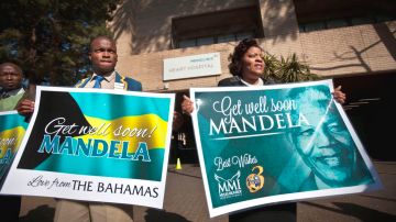 Decenas de sudafricanos han llegado hasta el hosptital con globos, flores y carteles con lemas de apoyo para Mandela.