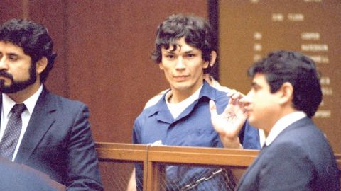 Ramírez se declaró adorador del diablo y en una de las audiencias judiciales enseñó un pentagrama que se había dibujado en la palma de la mano y gritó "Ave Satán".