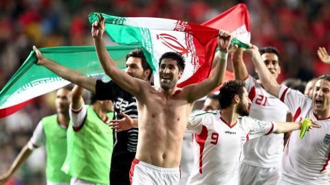 Los jugadores de la selección de Irán celebran su victoria tras un partido clasificatorio para el Mundial de Brasil 2014 disputado contra Corea del Sur, en la ciudad surcoreana de Ulsan (Corea del Sur), hoy, martes 18 de junio de 2013. Irán derrotó hoy 0-1 a domicilio a Corea del Sur, un resultado que clasifica a ambas selecciones para el Mundial de Brasil 2014.
