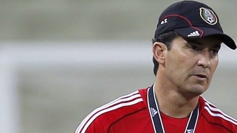 El técnico de la selección mexicana de fútbol, Jose Manuel Torre, observa a sus jugadores durante un entrenamiento
