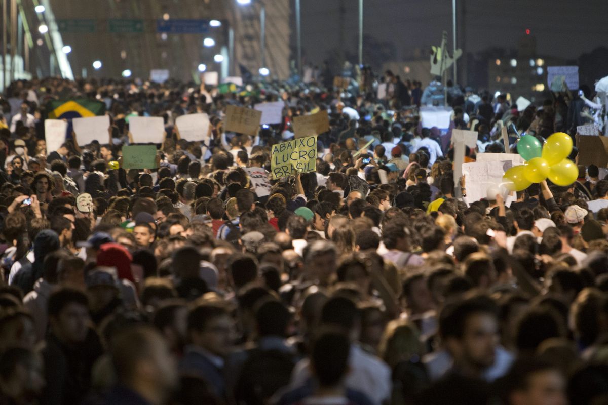 Estudiantes protestan el 17 de junio de 2013, contra el aumento de la tarifa de autobús en la ciudad de Sao Paulo (Brasil).