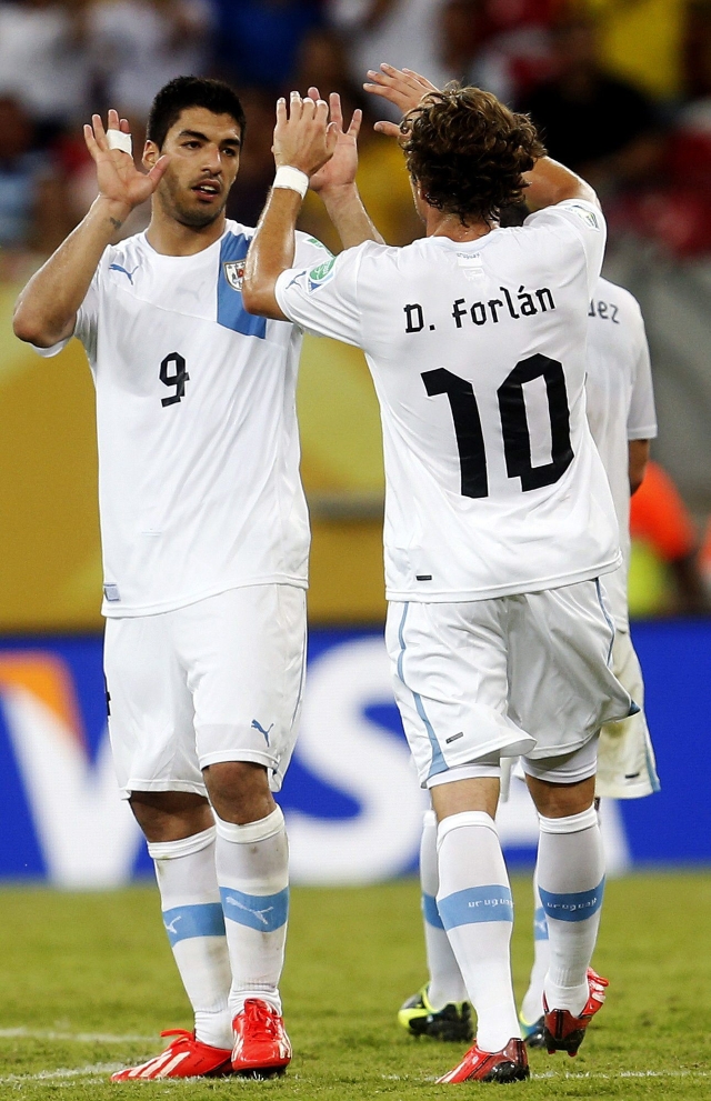 Suárez y   Forlán  durante el partido ante España.