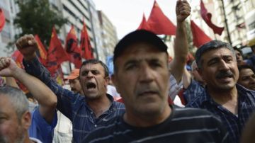 Afiliados a la Confederación de Sindicatos Obreros Revolucionarios (DISK) gritan consignas en manifestación en Estambul, ayer.