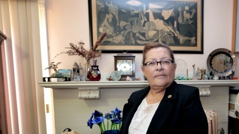María Luisa Vela aún lucha por entender cómo y cuándo le afectará la Ley del Cuidado de Salud.