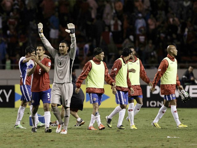 Jugadores de la selección de Costa Rica celebran el triunfo por 2-0 ante Panamá