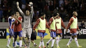 Jugadores de la selección de Costa Rica celebran el triunfo por 2-0 ante Panamá