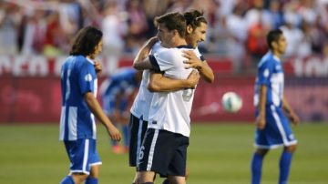 Los jugadores estadounidenses Omar González (i) y Brad Evans (d) celebran el triunfo frente a Honduras
