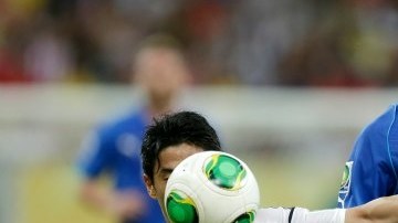 Shinji Kagawa y Mario Balotelli disputan el esférico