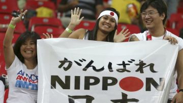 Aficionados japones apoyan con todo a su selección, en el estadio Arena Pernambuco