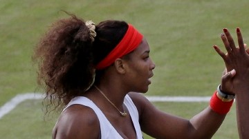 Serena Williams (izq.) y su hermana Venus se felicitan al derrotar a Sorana Cirstea y Simona Halep en los Olímpicos de 2012.