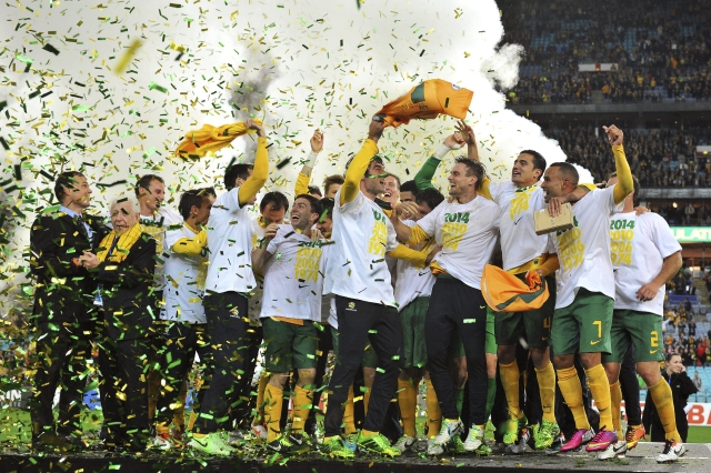 Los seleccionados australianos celebran eufóricos su gran victoria sobre Irak, la que les dio su boleto  al Mundial del próximo año.