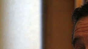 El exjuez Otilio Romano observa a su llegada a  la Corte Suprema de Santiago, donde un juez autorizó  su extradición a Argentina.