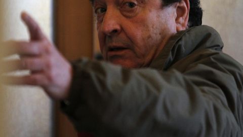 El exjuez Otilio Romano observa a su llegada a la Corte Suprema de Santiago, donde un juez autorizó su extradición a Argentina.