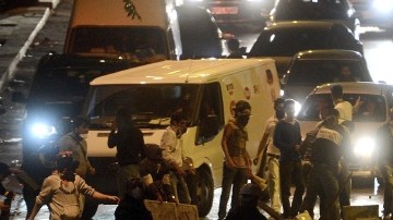 Policías antidisturbios y cientos de  manifestantes se enfrentaron durante una protesta en Ankara, Turquía ayer.
