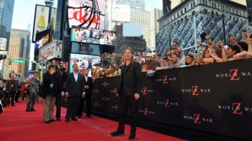 Brad Pitt (centro) posó el lunes en Times Square por el estreno de 'World War Z'.