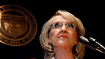 La gobernadora de Arizona Jan Brewer quiere evitar que los jóvenes indocumentados obtengan la licencia de conducir del estado.