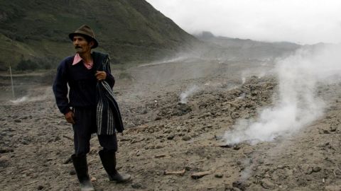 Un residente del poblado de Baños aparece en una de las montañas de esa localidad ecuatoriana, donde el domingo desapareció un joven estadounidense.
