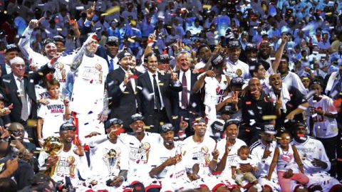 Los Heat de Miami posan para una foto tras revalidar el título de campeones de la NBA al vencer 95-88 a los Spurs de San Antonio en el séptimo y decisivo partido de las finales.