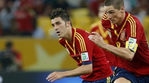 Los delanteros de la selección española, Fernando Torres (d) y David Villa, durante el partido, correspondiente a la segunda jornada del grupo B de la Copa Confederaciones, que España y Tahití disputan esta tarde en el estadio Maracaná