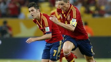Los delanteros de la selección española, Fernando Torres (d) y David Villa, durante el partido, correspondiente a la segunda jornada del grupo B de la Copa Confederaciones, que España y Tahití disputan esta tarde en el estadio Maracaná