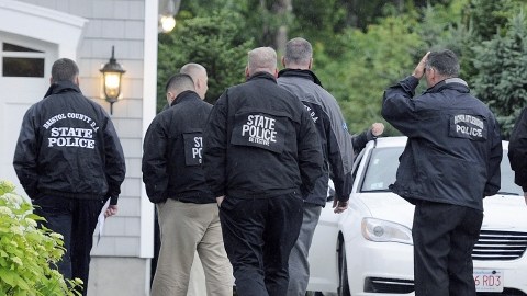 En esta foto del martes se observa a varios policías afuera de la casa del jugador de futbol americano en Attleborough, Massachusetts.