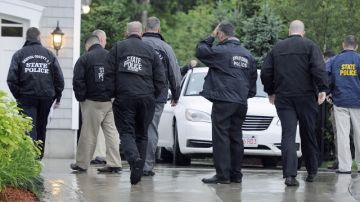 En esta foto del martes se observa a varios policías afuera de la casa del jugador de futbol americano en Attleborough, Massachusetts.