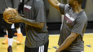 Dwyane Wade (der.) juguetea con LeBron James ayer, durante el entrenamiento del Heat de Miami.