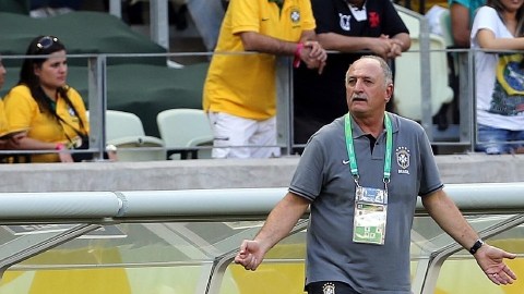 Luiz Felipe Scolari dirigiendo ayer en el estadio de Fortaleza.