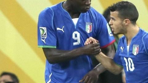 Balotelli (izq.) y Giovinco, quienes rescataron a Italia anotando el 2-1 y el 4-3, respectivamente, festejan el sudado triunfo italiano.