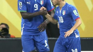 Balotelli (izq.) y Giovinco, quienes rescataron a Italia anotando el 2-1 y el 4-3, respectivamente, festejan el sudado triunfo italiano.