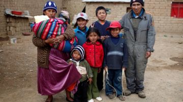 Los padres de la menor a la que mordió un Rottweiler, Regina Pillco (i), y Agustín Apaza, con seis de sus hijos en El Alto, Bolivia.